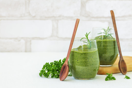 Green smoothie with ingredients
