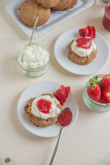 Scones mit clotted cream und Marmelade 