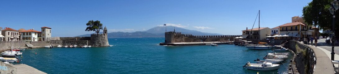 Grèce, panoramique du port de Nafpaktos  