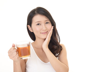 紅茶を飲み寛ぐ女性