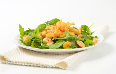 Spicy shrimps with salad greens