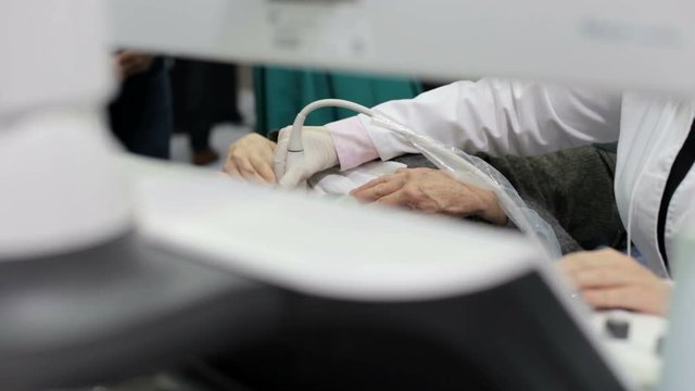 The doctor makes uzi to the sick patient