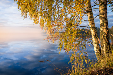 Obrazy na Szkle  Malowniczy krajobraz z kolorami jeziora i jesieni w świetle poranka