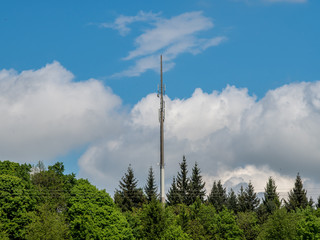 Sendemast im Wald