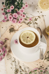 Kräutertee mit Zitrone
