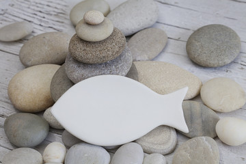 Steine und Fischsymbol mit Textfreiraum