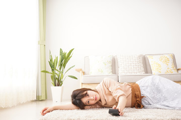 Young woman relaxing at home 自宅でリラックスをする若い女性