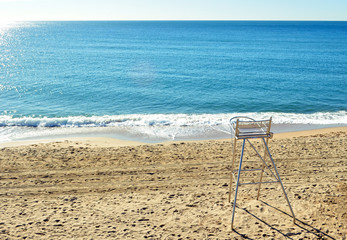 Silla vigilante de playa en mañana solitaria