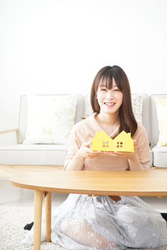 Young woman looking for house 家探しをする若い女性