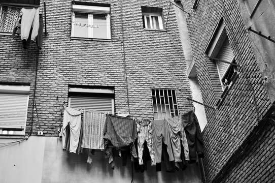Fachada edificio de barrio con balcones con ropa tendida