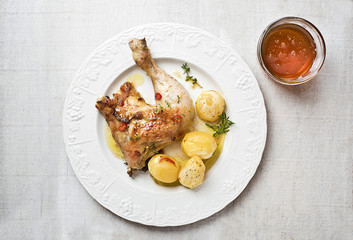 Hähnchen mit Kartoffeln im Ofen