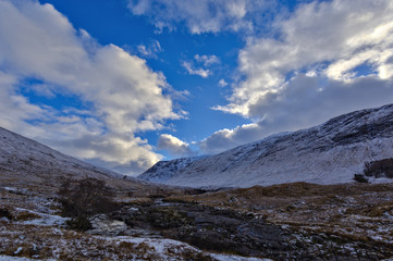 Obraz premium Winter landscape of Scottish nature with Glencoe mountains at Glen Etive