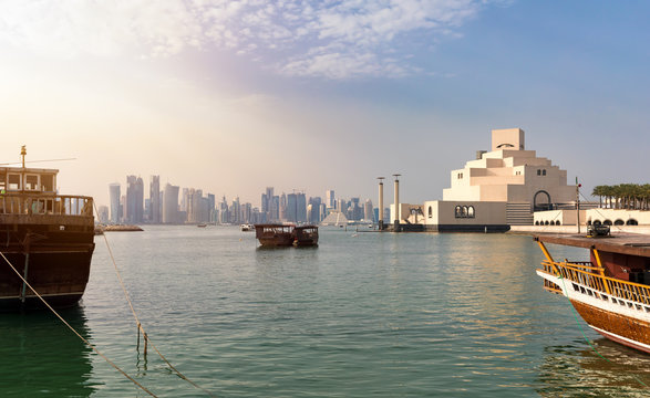 Sicht auf die Bucht von Doha, Katar bei Sonnenuntergang
