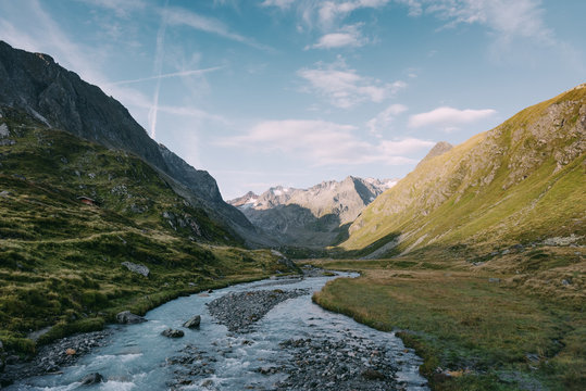 Sonnenaufgang an der Franz-Senn-H&uuml;tte mit Blick auf den Alpeiner Bach im Stubaital, &Ouml;sterreich