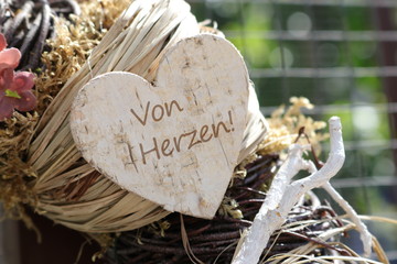 Herz aus Birkenrinde auf Bast und Reisig, beschriftet