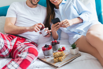 Obraz na płótnie Canvas Couple having breakfast in bed 