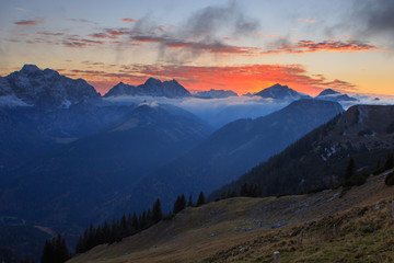 Obraz premium Burning sunset over mountains