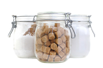 sucre de canne en morceaux rangé  dans bocal en verre