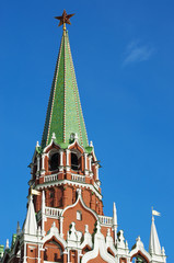 Mosca, 29/04/2017: la bandiera russa e la Torre Troitskaya (Torre della Trinità), una delle torri del Cremlino costruita nel 1495-1499 dall'architetto italiano Aloisio da Milano 