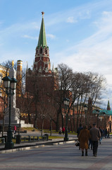 Obraz premium Russia, 29/04/2017: una coppia di anziani di spalle cammina nei Giardini di Alessandro, uno dei primi parchi pubblici urbani di Mosca, con vista sulla Torre Troitskaya e le mura del Cremlino