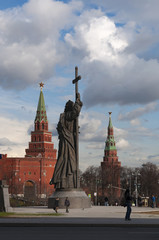 Fototapeta premium Mosca, 26/04/2017: la statua di Vladimir il Grande, considerato il fondatore dello Stato russo, vista tra le due torri del Cremlino Borovickaja e Vodovzvodnaja