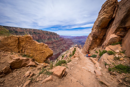 Tourists rest on the way up the canyon. SOUTH KAIBAB TRAIL, SOUTH RIM VIEWPOINTS, GRAND CANYON, ARIZONA, UNITED STATES