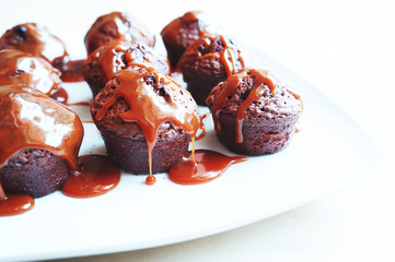 Dessert cake au chocolat avec coulis au caramel beurre salé à l'assiette