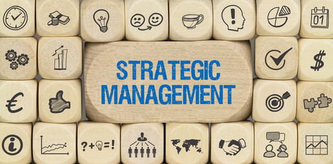 Strategic Management / Würfel mit Symbole