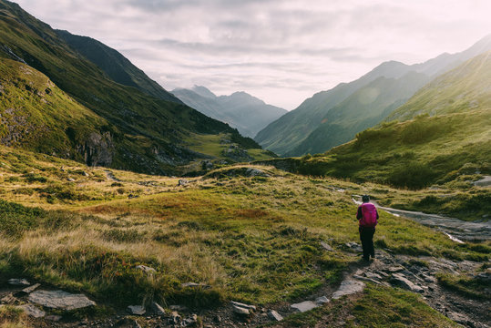 Wanderer bei Sonnenaufgang im Stubaital, &Ouml;sterreich