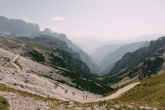 Wanderer unterhalb der Drei Zinnen in den Dolomiten, Italien