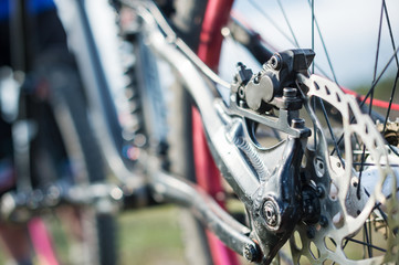 Obraz premium Elements of the suspension of the mtb bike of a two-pendant mountain bike close-up brake disc brake