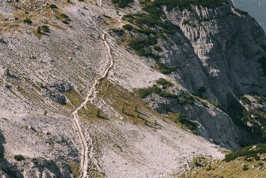 Wanderweg unterhalb der Drei Zinnen in den Dolomiten, Italien