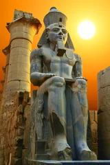 Papier Peint photo Lavable Egypte Statue de Ramsès II au coucher du soleil. Temple de Louxor, Egypte