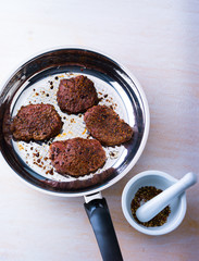 Straußensteak mit Pfefferkruste in Pfanne