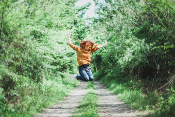 Obraz premium Young cheerful woman in mid air 