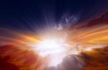 Obraz premium Dramatyczny natury tło. Zachód słońca lub wschód słońca z chmurami, promieniami świetlnymi i innymi efektami atmosferycznymi. Światło z nieba. Tło religii