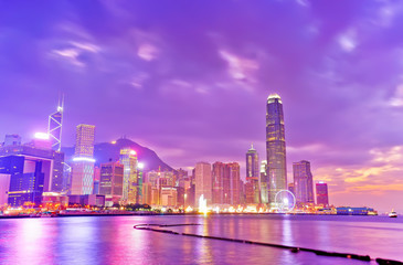 Obraz premium Victoria Harbor and Hong Kong skyline at dusk.