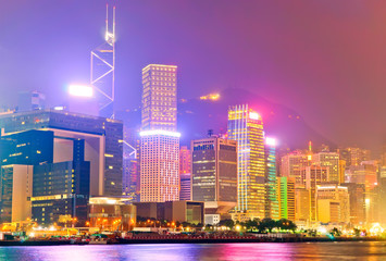 Obraz premium Victoria Harbor and Hong Kong skyline at night.