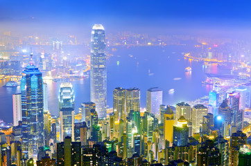 Obraz premium Victoria Harbor and Hong Kong skyline at night.