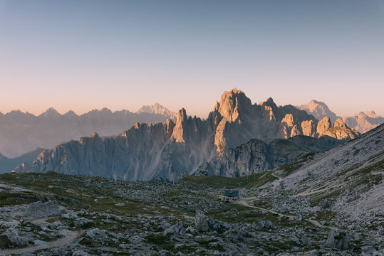 Sonnenaufgang am Paternsattel mit Blick auf die Lavaredo H&uuml;tte und die cadini di misurina in den Dolomiten, Italien