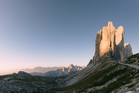 Sonnenaufgang an den Drei Zinnen in den Dolomiten, Italien