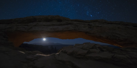 Fototapeta na wymiar Mesa Arch Moon