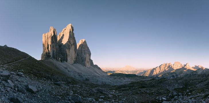 Die Drei Zinnen bei Sonnenaufgang in den Dolomiten, Italien