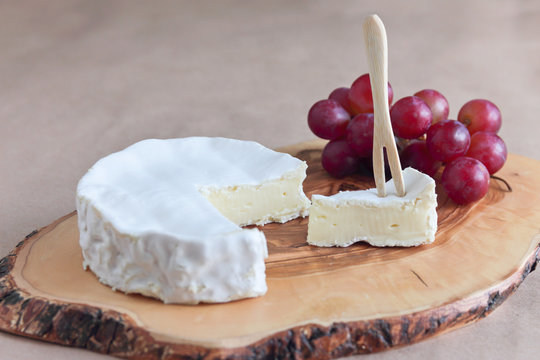Camembert cheese and grapes