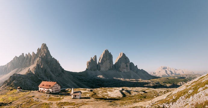 Die Drei Zinnen, Paternkofel und Drei-Zinnen-H&uuml;tte bei Sonnenaufgang