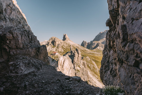Blick vom Paternkofel Klettersteig auf die Drei-Zinnen-H&uuml;tte in den Dolomiten, Italien