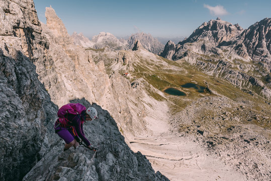 Kletterer auf dem Paternkofel Klettersteig in den Dolomiten, Italien