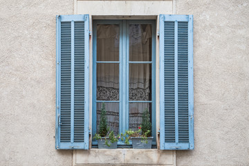 Fototapeta na wymiar French doorway in Provence 