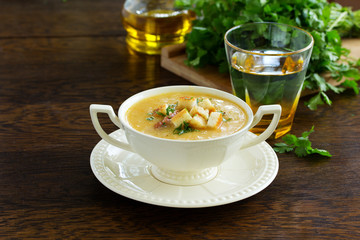 Pea soup with smoked ribs and croutons.