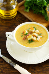 Pea soup with smoked ribs and croutons.